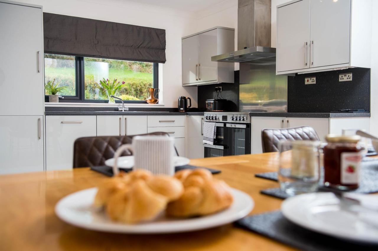 York Lodge- Spacious 3 Bed Bungalow With Wonderful Estuary Views Laugharne Buitenkant foto