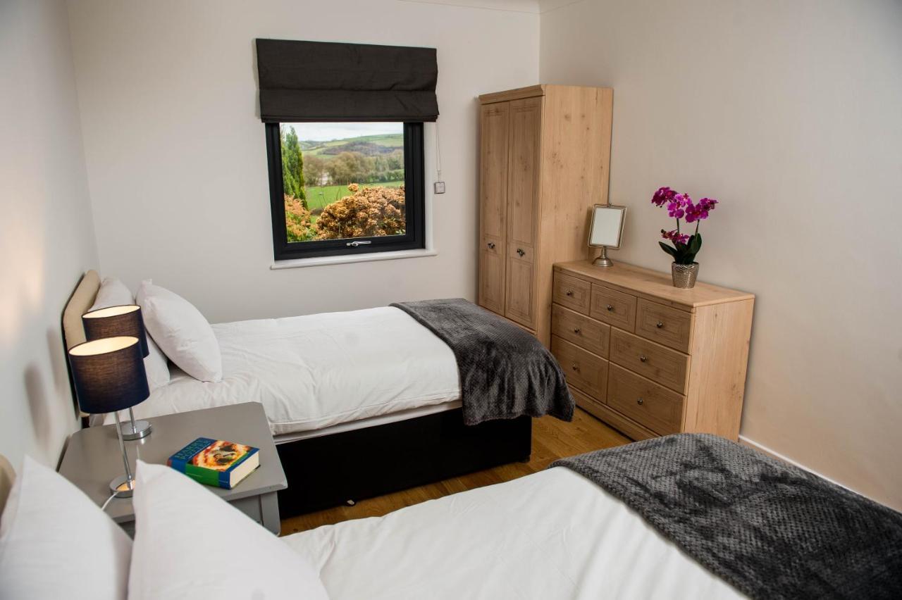 York Lodge- Spacious 3 Bed Bungalow With Wonderful Estuary Views Laugharne Buitenkant foto